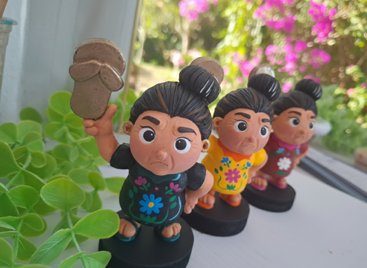 Figura decorativa mamá luchona, divertida pieza con chancla dorada en mano, 1pz