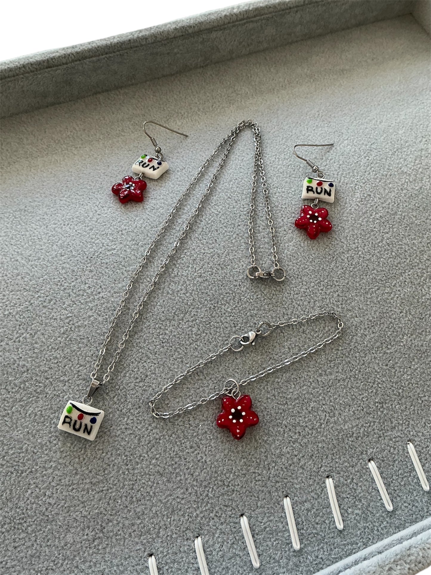 Collar, aretes y pulsera Stranger Things, set joyería acero inoxidable con dijes temáticos 3pz