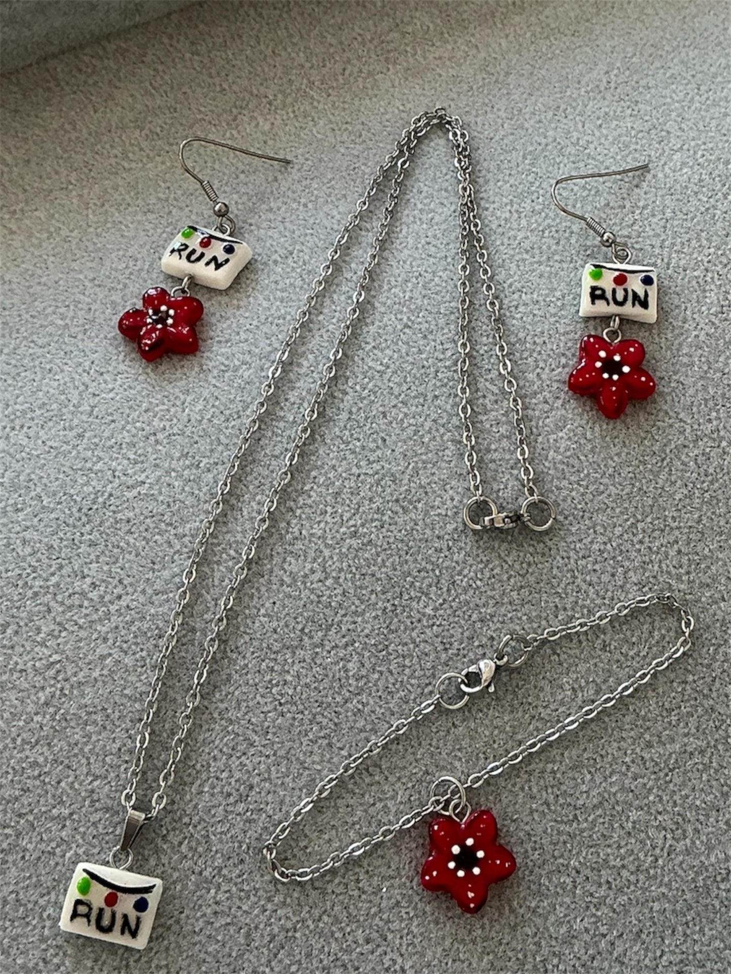 Collar, aretes y pulsera Stranger Things, set joyería acero inoxidable con dijes temáticos 3pz