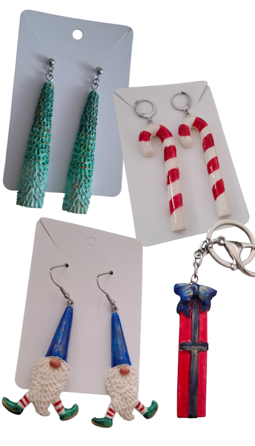 Set navideño, set de aretes navidad, regalo navideño mujer, accesorios navideños, joyero regalo, set de joyeria para regalar 3pares de aretes, 1 llavero y 1 joyero