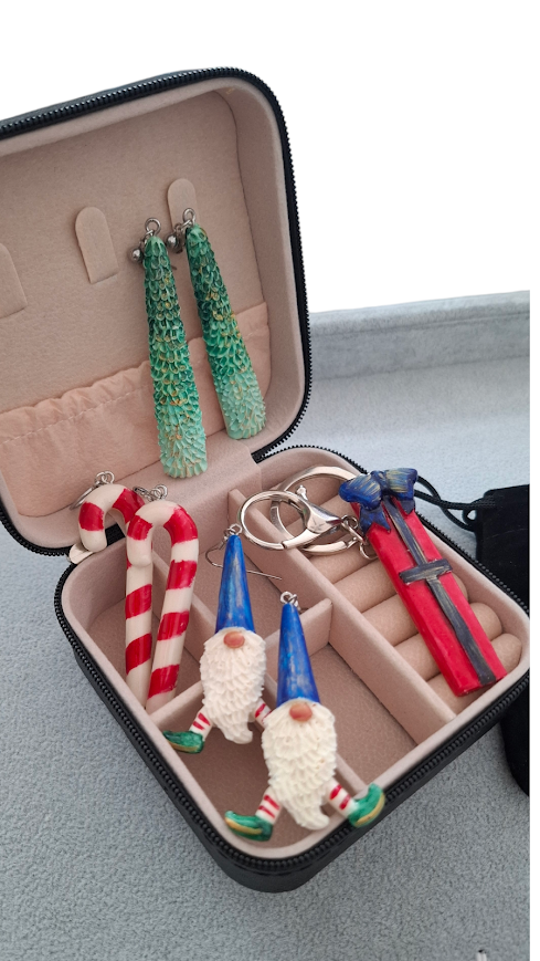 Set navideño, set de aretes navidad, regalo navideño mujer, accesorios navideños, joyero regalo, set de joyeria para regalar 3pares de aretes, 1 llavero y 1 joyero
