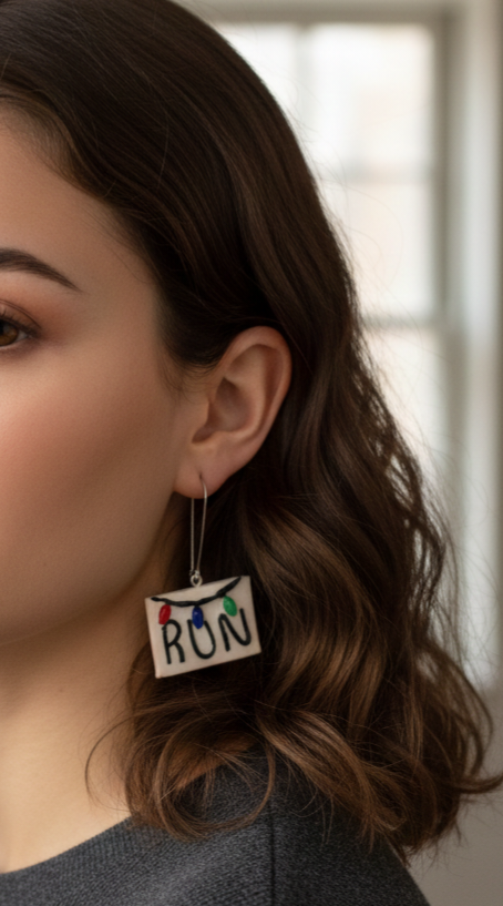 Joyero tematico Stranger Things , terror , monstruos,  set de 4 pares aretes , 1 llavero , ideal para regalar , accesorios de moda, joyeria, regalos