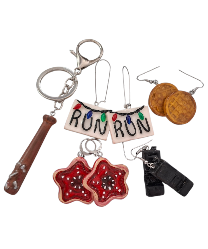 Joyero tematico Stranger Things , terror , monstruos,  set de 4 pares aretes , 1 llavero , ideal para regalar , accesorios de moda, joyeria, regalos